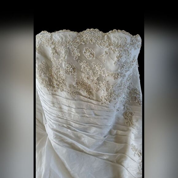 DEMETRIOS Wedding Dress - Size 16 - Picture 2 of 7